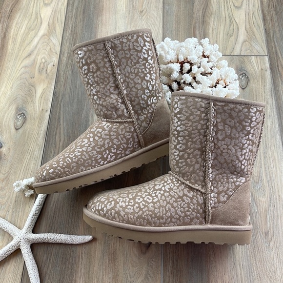 🌴🔆UGG- BROWN CLASSIC SHORT SNOW LEOPARD BOOTS🔆🌴 - Picture 9 of 16